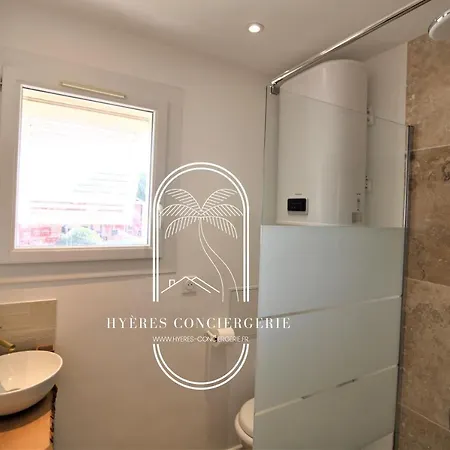 Апартаменты Le Berriau-studio-clim/pk/wifi/plage Privee/hyeres Йер